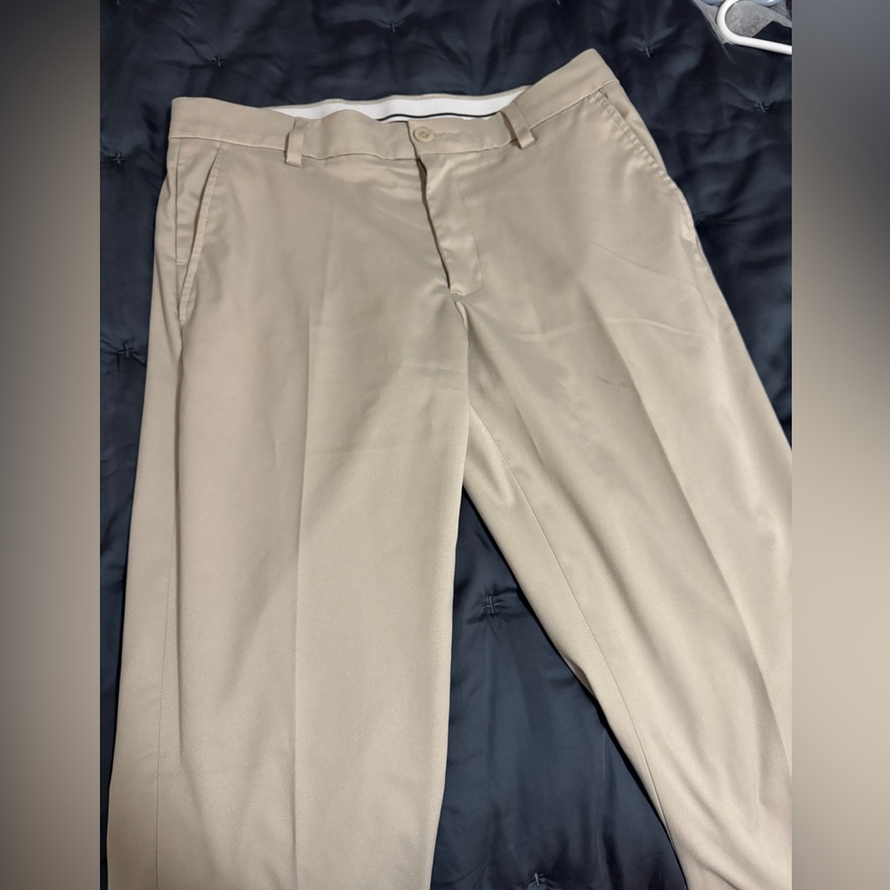 Amazon Essentials Men's Beige Golf Chinos
